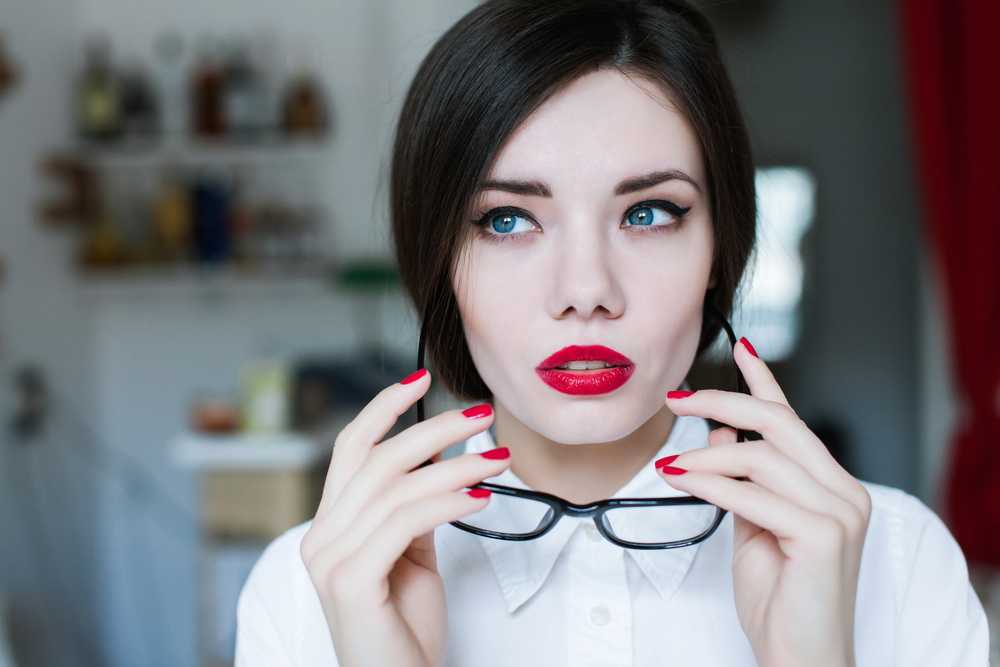 Trucos de maquillaje para mujeres gafas - Belleza - NACIONAL DE ÓPTICOS-OPTOMETRISTAS -CNOO